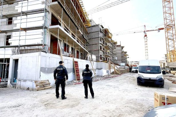 Policia v ramci akcie skontrolovala v Bratislave dve staveniska a takmer 80 osob