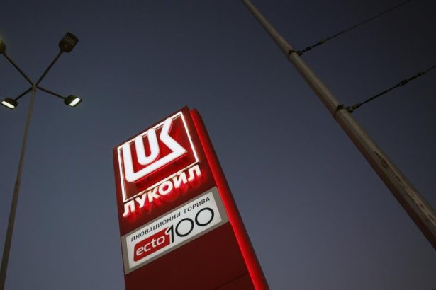 Rusky ropny koncern Lukoil sa v minulom roku dostal do straty