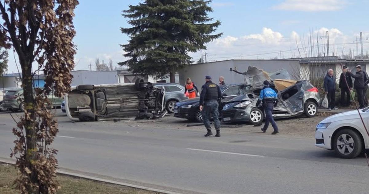 Sokujuce okamih na sidlisku Vodic znicil tri zaparkovane aut a