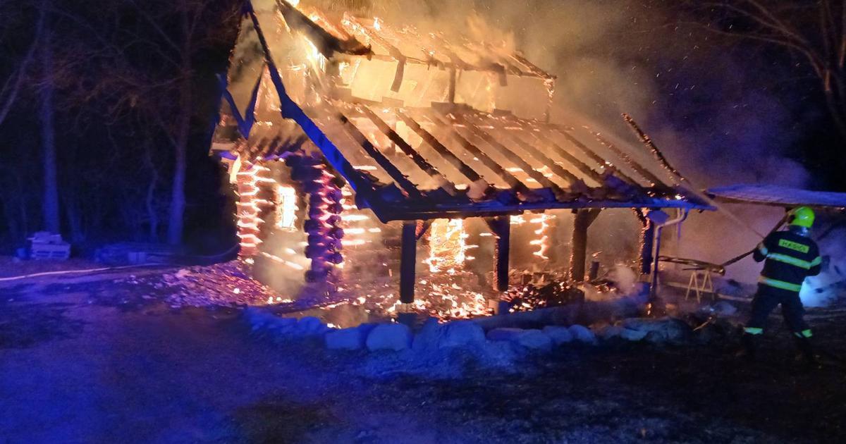 V obbenej chatovej oblasti horel zrub hasenie mohutneho poziaru trvalo hasicom niekolko hodin