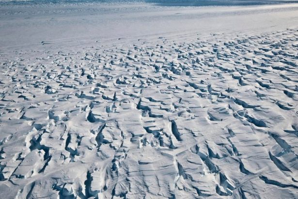 Vedci odhalili skryte spojenie antarktickych jazier s oceanom