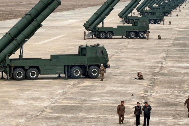 Vodca KLDR spolu s dcrou sledoval test salvovch raketometov