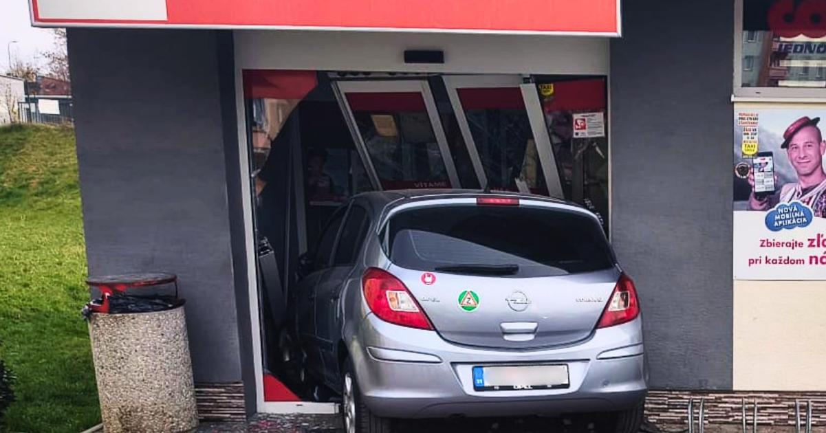 Vodicka narazila autom do predajne Uz je zname co sa stalo