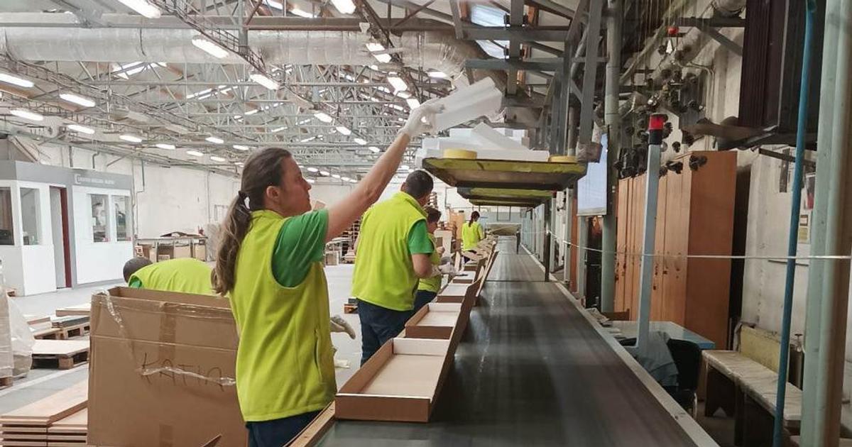 Znamy slovensky vyrobca nabytku prechadza restrukturalizaciou Dlhy presahuju pol miliona spolocnost hovori o tlaku medii