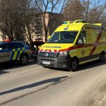 cestu v meste zablokovala nehoda troch zranenych vratane dietata previezli do nemocnice