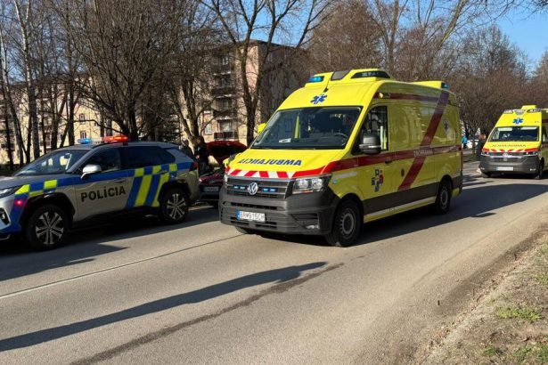 cestu v meste zablokovala nehoda troch zranenych vratane dietata previezli do nemocnice