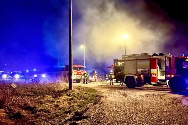 dvaja ludia zahynuli do rodinneho domu sa prepadla horiaca strecha