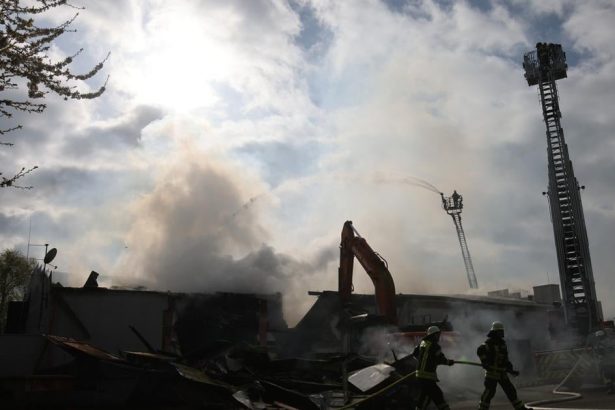 v nocnom klube v nemecku vypukol poziar ktory si nevyziadal obete