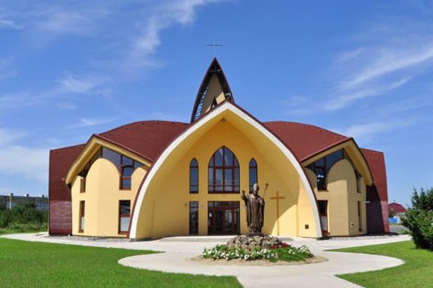 Cirkvi sa v Michalovciach spoja Mestom prejde tradicny ekumenicky pasiovy sprievod