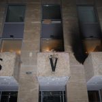 Cudzinec ktory zautocil zapalnymi flasami na Rusky dom v Prahe sa sam prihlasil na policii