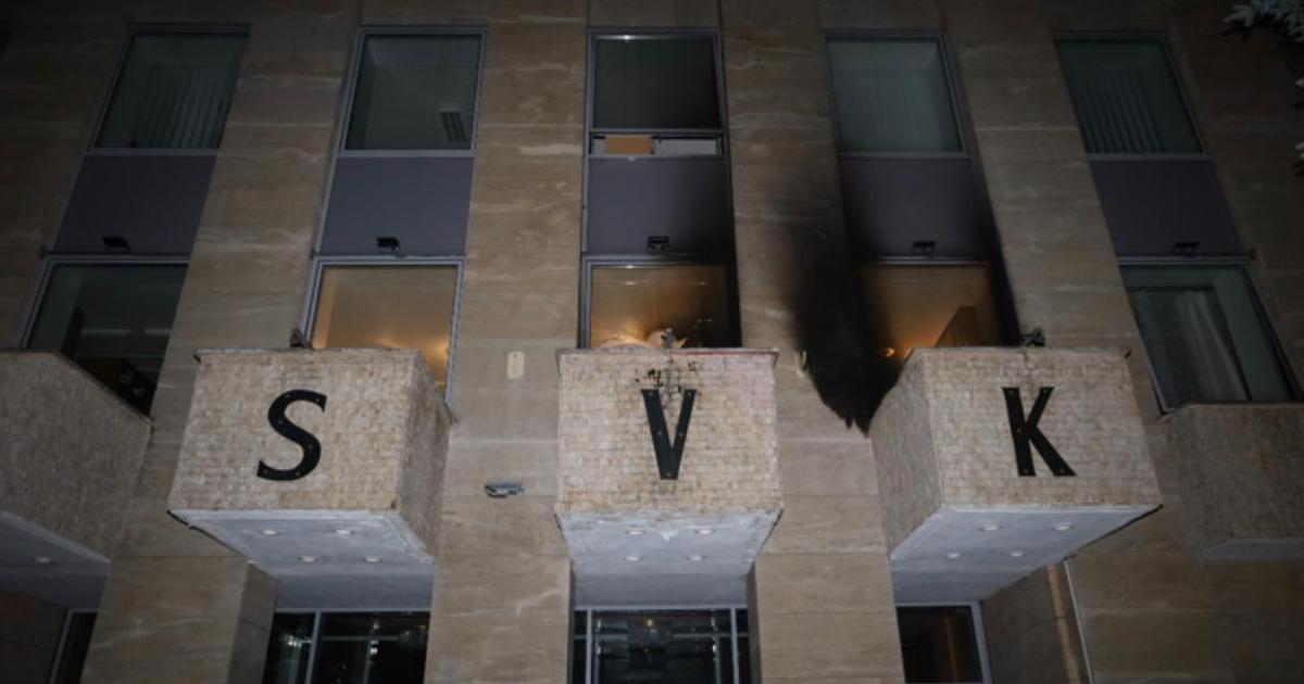 Cudzinec ktory zautocil zapalnymi flasami na Rusky dom v Prahe sa sam prihlasil na policii