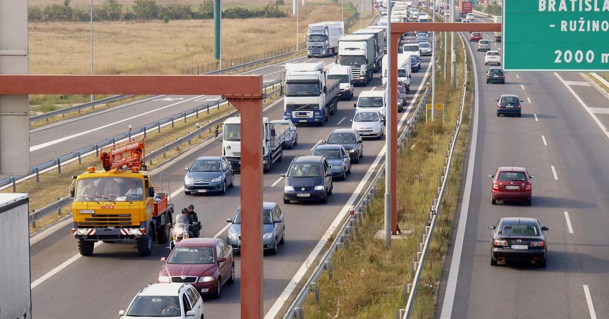 Dialnicu D1 pri Bratislave v smere do hlavneho mesta uzavru do nedele