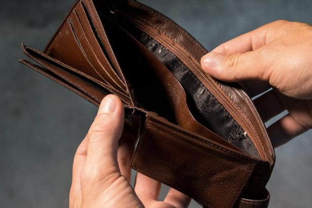 Dievca napadol na schodoch pre sedemnast eur hrozi mu osem rokov