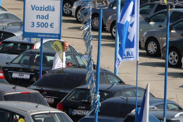Dominancia dieselovych motorov na trhu s jazdenymi autami ustupuje Predaj elektromobilov a hybridov stupa