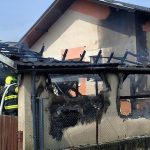 Horela garaz s autom plamene sa rozsirdili aj na strechu domu