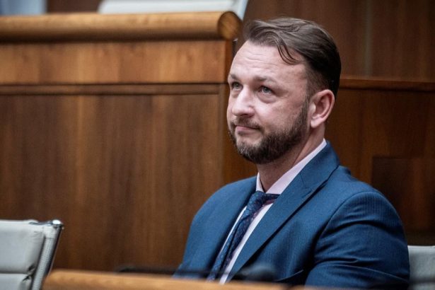 Krupa oznamuje podanie navrhu na odvolanie Sutaja Estoka z funkcie ministra vnutra