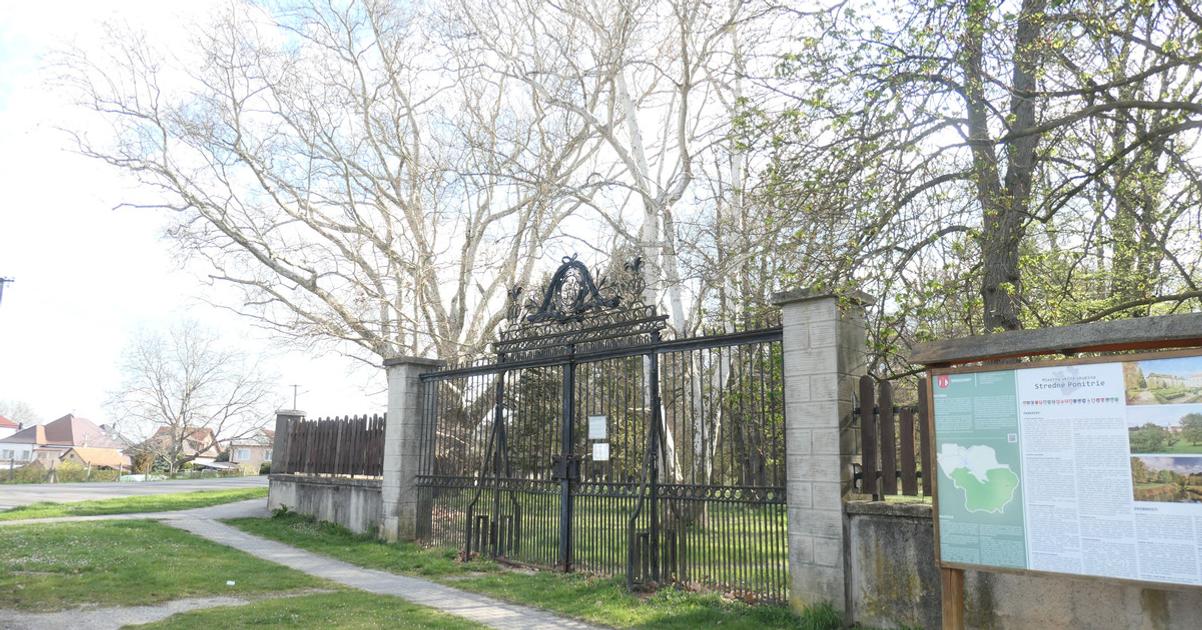 Ludia obchadzaju park na novy traktor peniaze nasli na opravu brany uz nie boja sa ze spadne