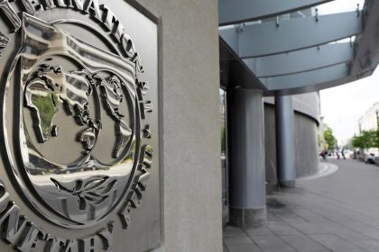 Medzinarodny menovy fond zhorsil prognozy rastu globalnej ekonomiky