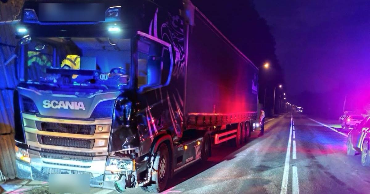 Muz krachal po strede cesty naraz kamiona neprezil