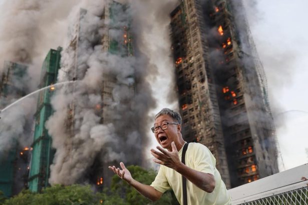 Muz ktoreho zena horela place policiatov a povstanie generacie Z Pozrite si vitazov World Press Photo