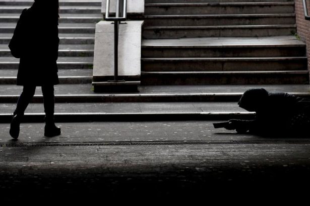 Muz s vymyslenym pribehom ma od Trencanov peniaze Ma na sebe mikinu miestnej firmy