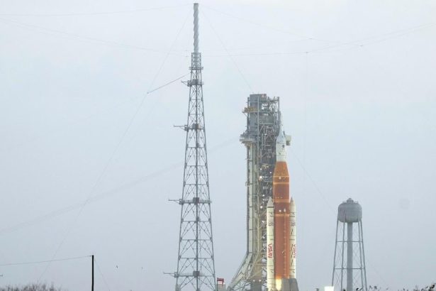 NASA zacala doplnat palivo do rakety pred startom misie Artemis 2 na Mesiac