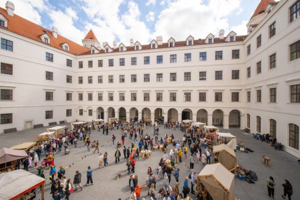 Nadvorie Bratislavskeho hradu pocas velkonocnych sviatkov patri stredovekym remeselnym trhom