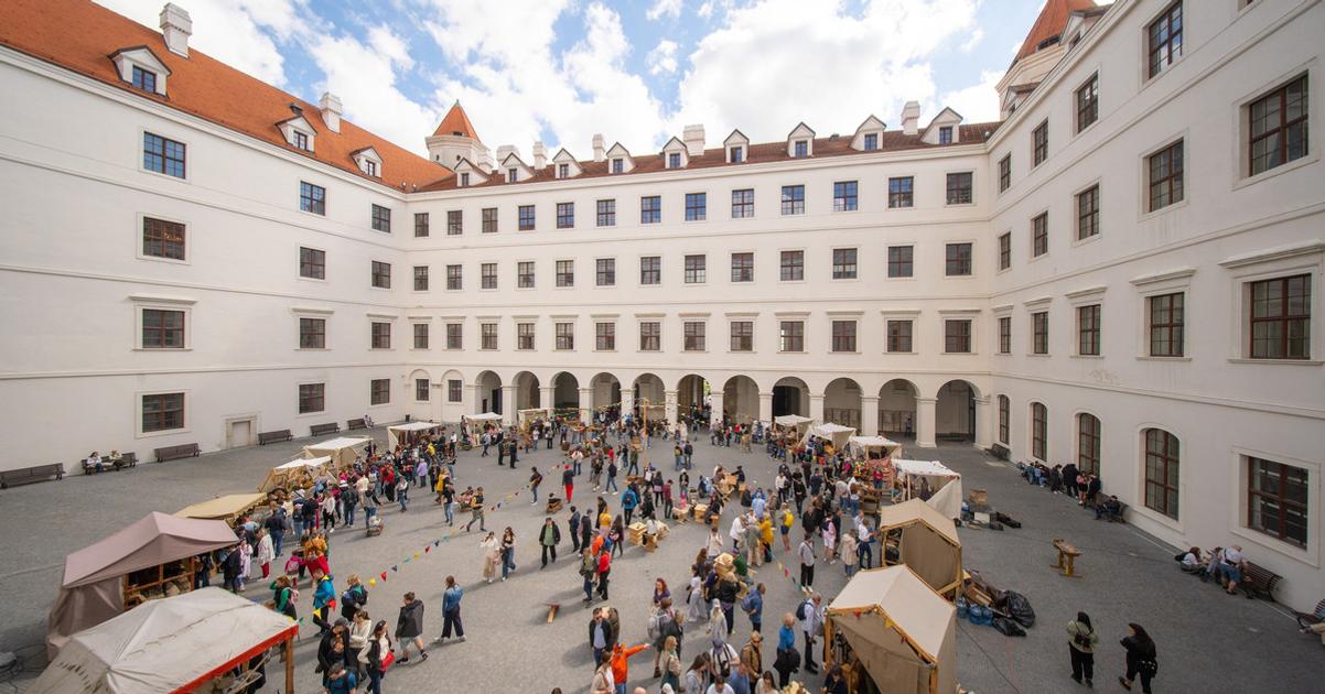 Nadvorie Bratislavskeho hradu pocas velkonocnych sviatkov patri stredovekym remeselnym trhom