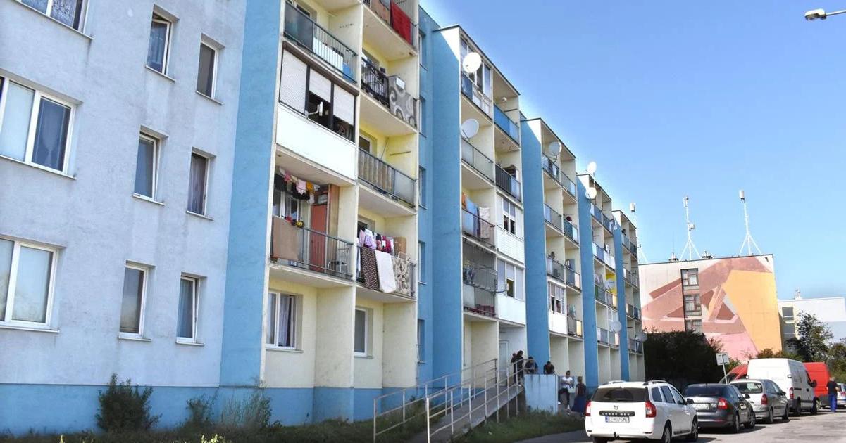 Neistota v kosickej socialnej bytovke Mesto slubuje opravu ludia maju obavy z vystahovania