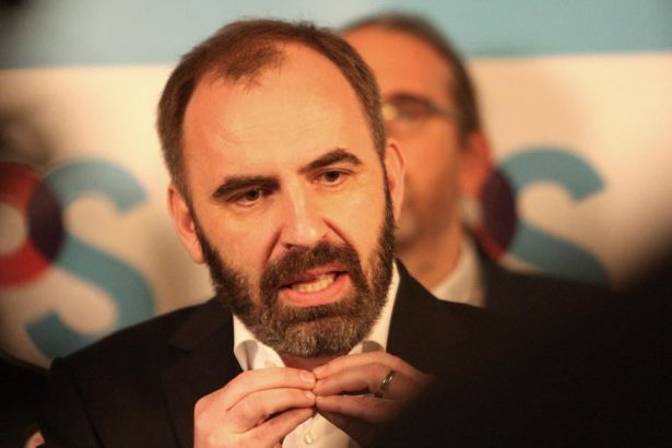 Opozicne PS kritizuje vladu za ceny paliv a plan na prevzatie spolocnosti JESS statom