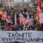 Pod oknami Simkovicovej protestujuci piskali a bubnovali Kultura nie je vas majetok odkazali jej