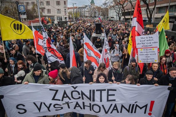 Pod oknami Simkovicovej protestujuci piskali a bubnovali Kultura nie je vas majetok odkazali jej