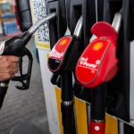 Rozdiely v cenach nafty pre domace a zahranicne vozidla sa zvacsuju tvrdi Institut financnej politiky