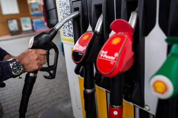 Rozdiely v cenach nafty pre domace a zahranicne vozidla sa zvacsuju tvrdi Institut financnej politiky