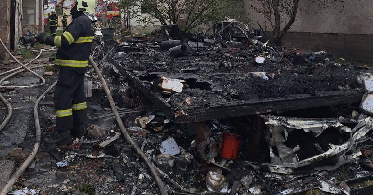 S karavanom uz nevycestuju zhorel do tla na dvore