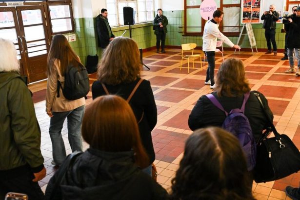 Stanice sa premenili na javisko Pavol Seris priniesol divadlo medzi cestujucich