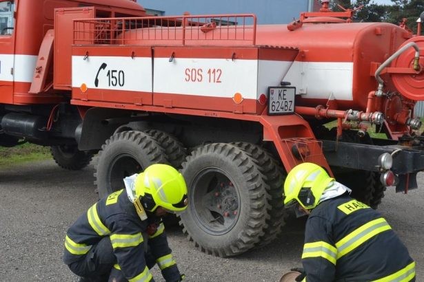Strechu rodinneho domu zachvatili plamene Hasic hlasia zranenych z miesta