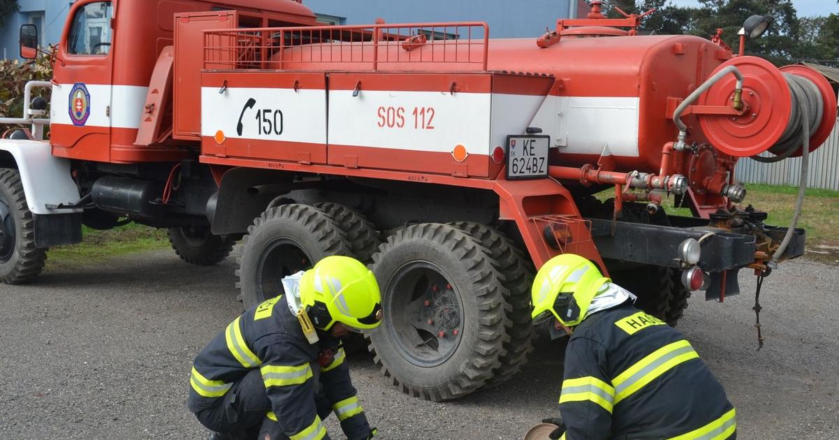 Strechu rodinneho domu zachvatili plamene Hasic hlasia zranenych z miesta