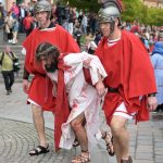 Ziva krizova cesta spoji tisicky ludi pri autentickom prezivani Velkho piatku