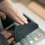 Zlodej vykradol dva bankomaty v Prahe Pouzil vybusninu