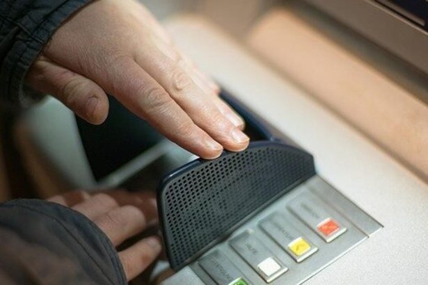 Zlodej vykradol dva bankomaty v Prahe Pouzil vybusninu