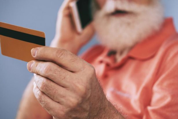 slubenych 17tisic eur sa ukazalo ako pasca seniora podvodnik odviezol az do banky