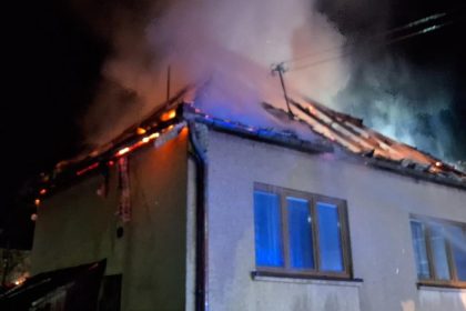 takmer 60 hasicov bojovalo v noci s plamenmi poziare vypukli na viacerich miestach v kraji