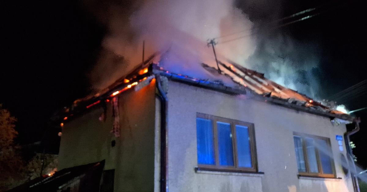 takmer 60 hasicov bojovalo v noci s plamenmi poziare vypukli na viacerich miestach v kraji