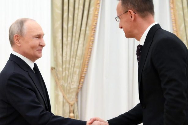 takmer polovica ruskch diplomatov v maarsku me by pini naznauje vyetrenie