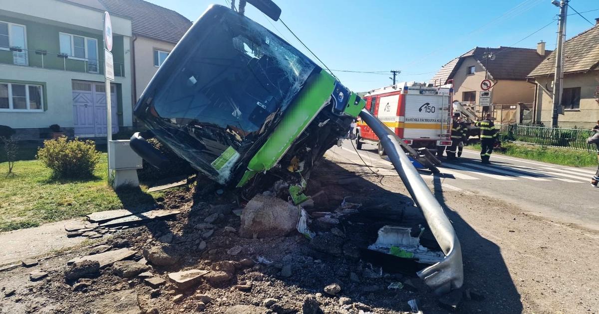 Autobus lezi prevrateny na boku cesta je ciastocne prejazdna