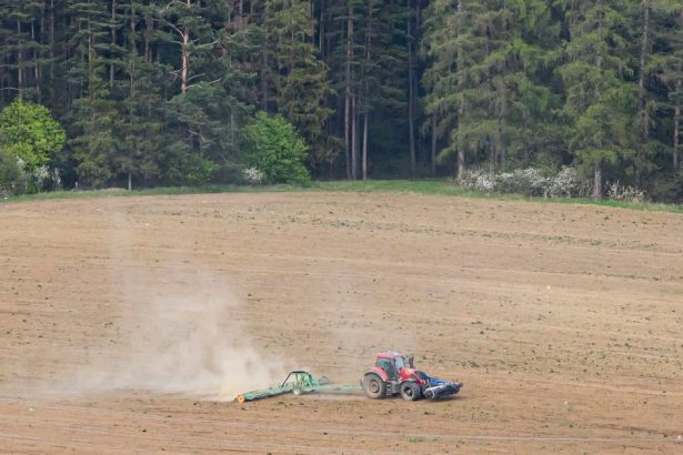 Extremne az vyrazne sucho zasahuje pribline polovicu uzenia Slovenska