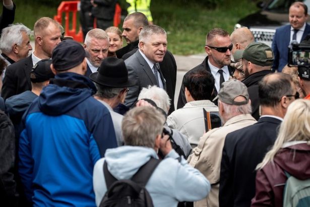 Fico sa citi zdravo a silno pri vyrocni atentatu zjemnil aj ton Handlova zostava unavenym mestom