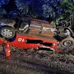 Hasici vyslobodili zakliesnenu osobu z prevrateneho auta nehoda uzavrela cestu