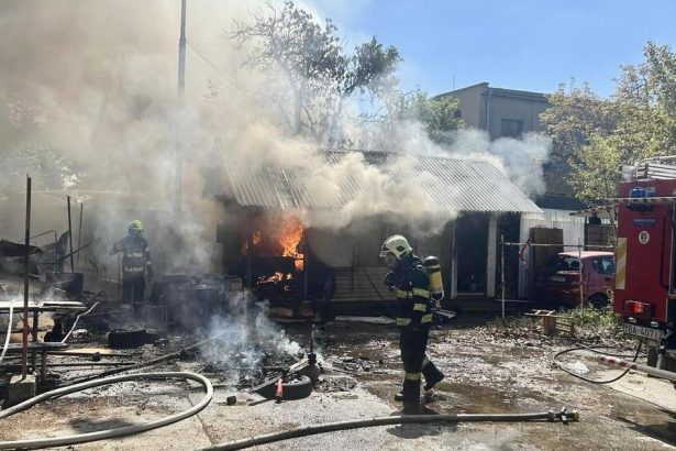Hasici zasahovali pri poziari odpadu vo Vlcim hrdle Zasiahol aj unimobunky